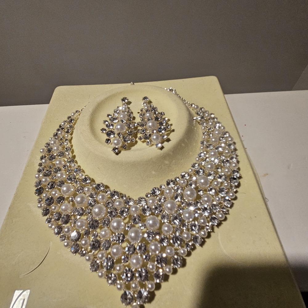 Elegant Pearl and Crystal Necklace Set